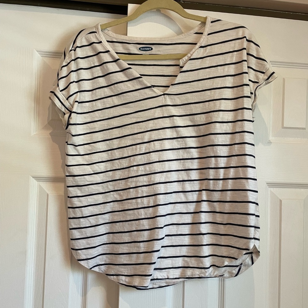 💖 White and navy stripped v neck t-shirt